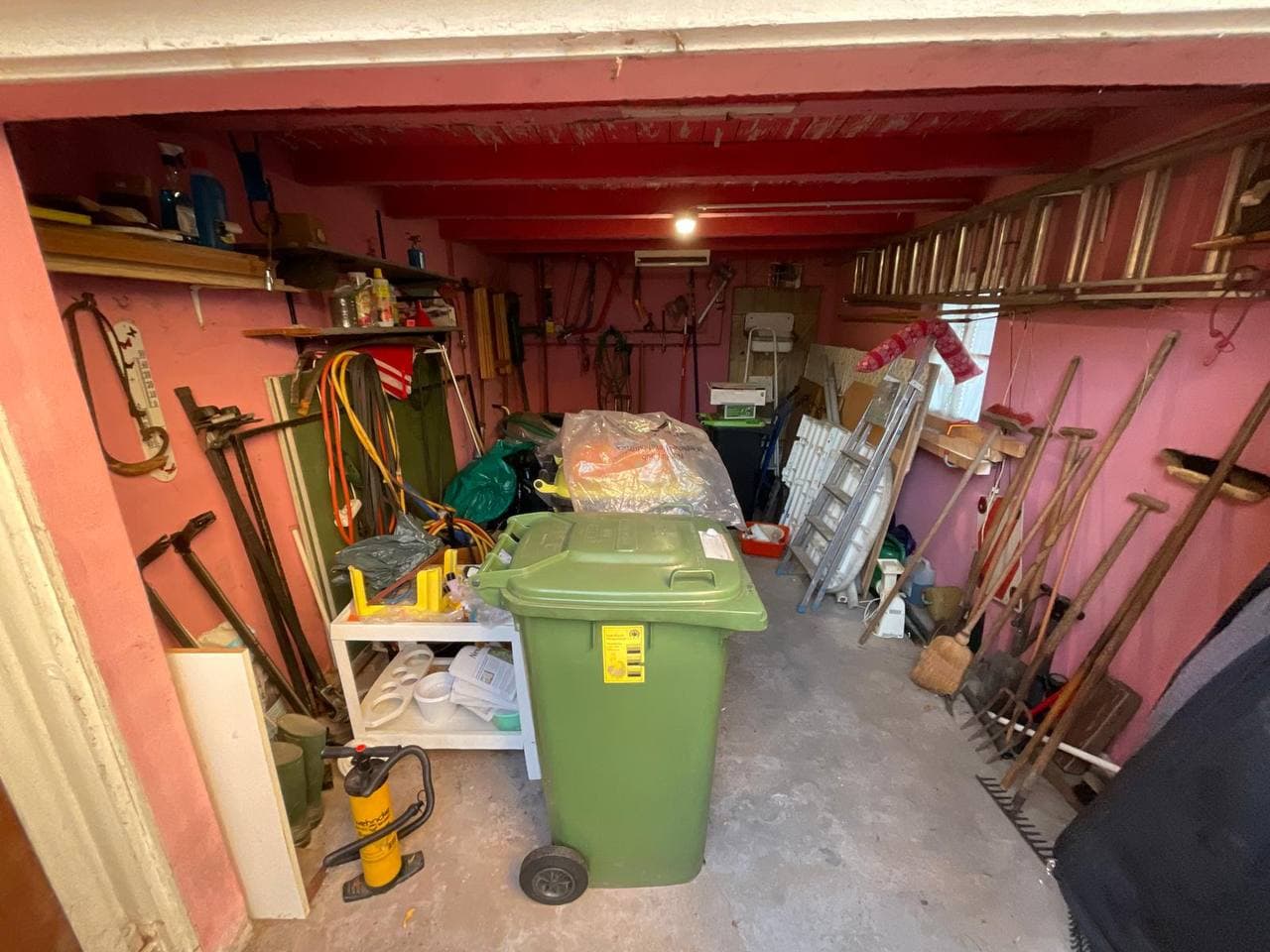 Vollgestellte Garage vor der Garagen-Entrümpelung