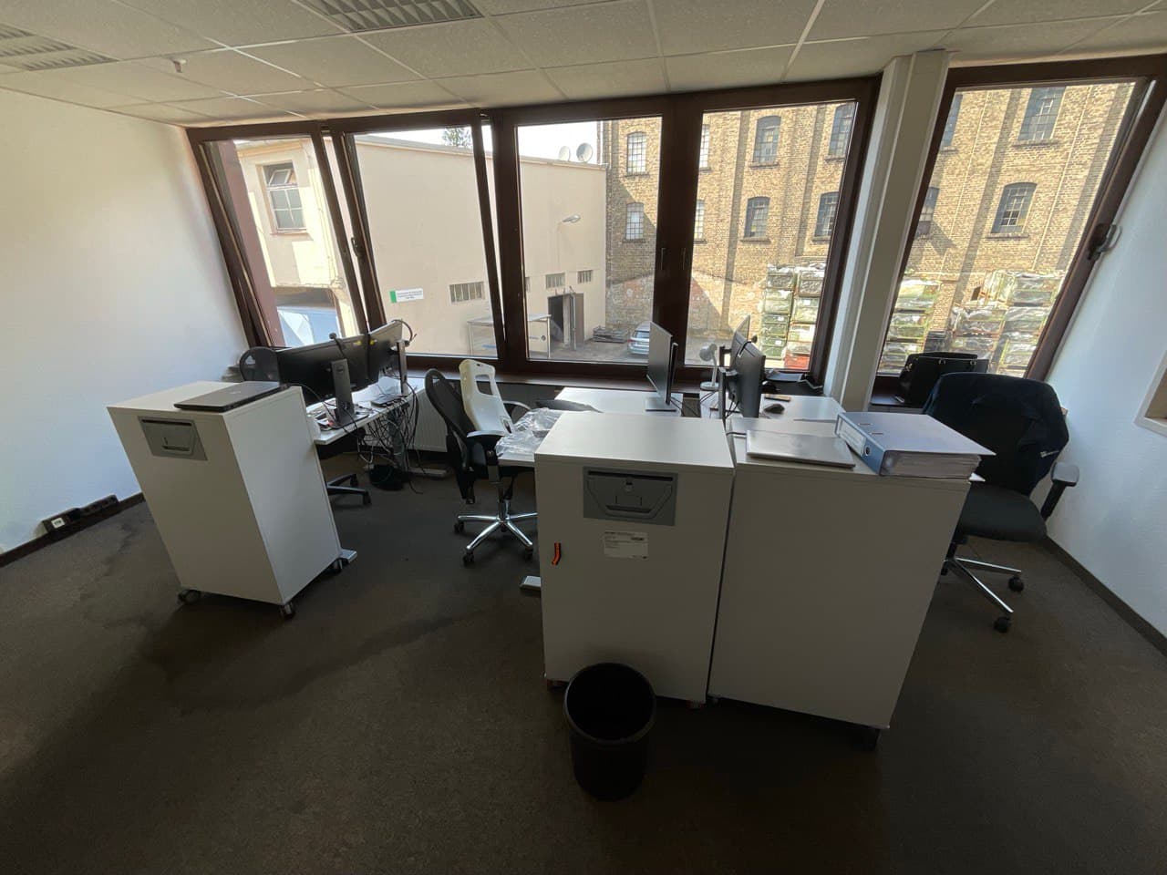 Büro mit Schreibtischen vor der Gewerbeentrümpelung