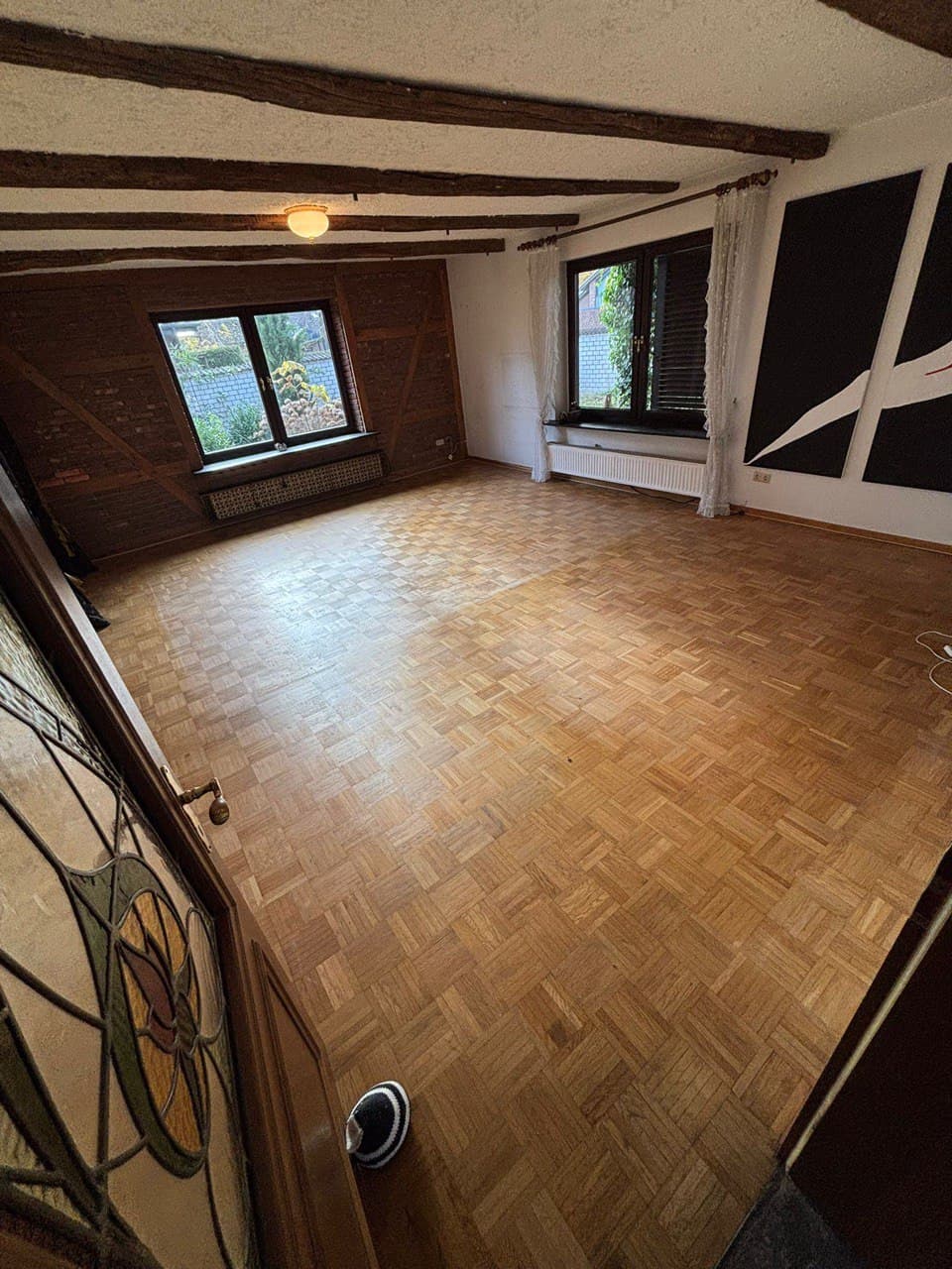 Altbauwohnung mit Parkett und Fachwerk vor der Räumung