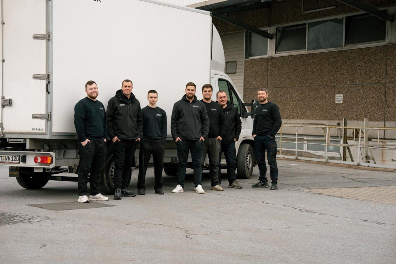 Das Wertvoll Team vor dem Einsatzfahrzeug in Bielefeld
