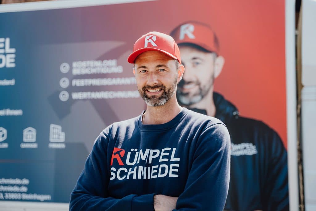 Teammitglied vor unserem Transporter