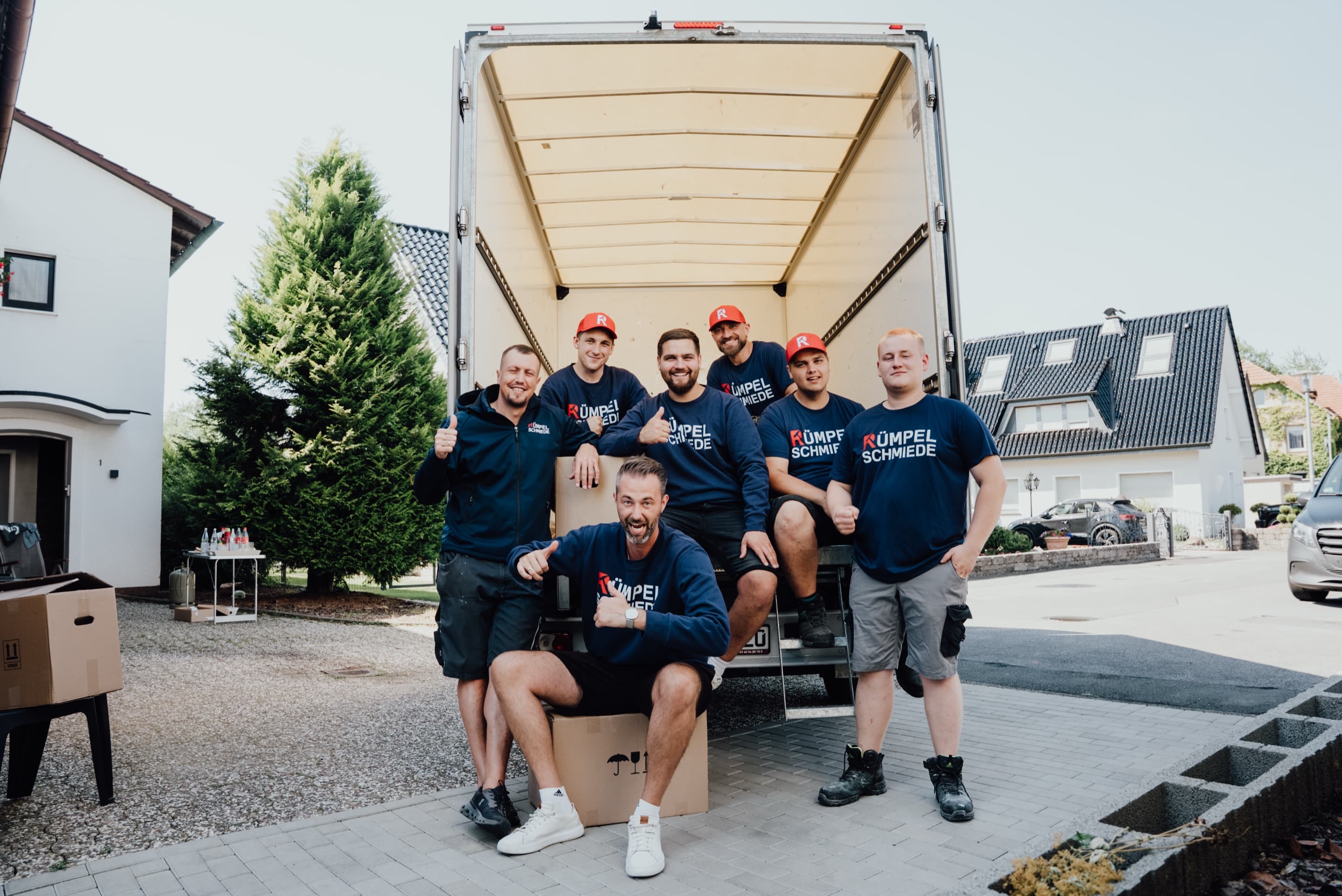 Team von Entrümpelung Bielefeld lädt den Transporter