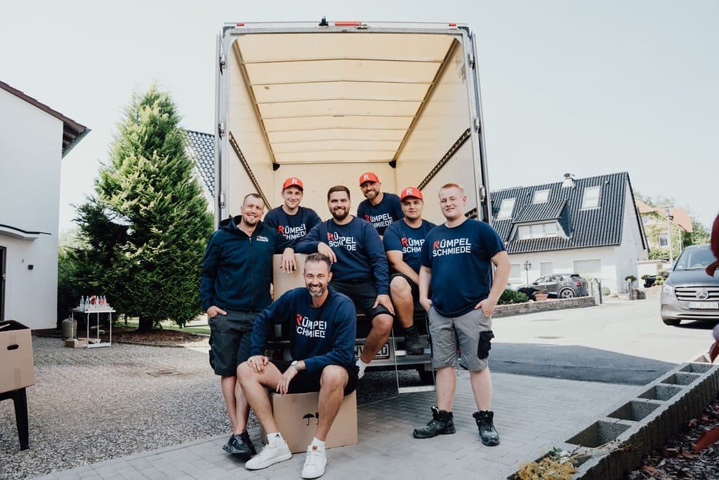 Unser Team vor dem Transporter