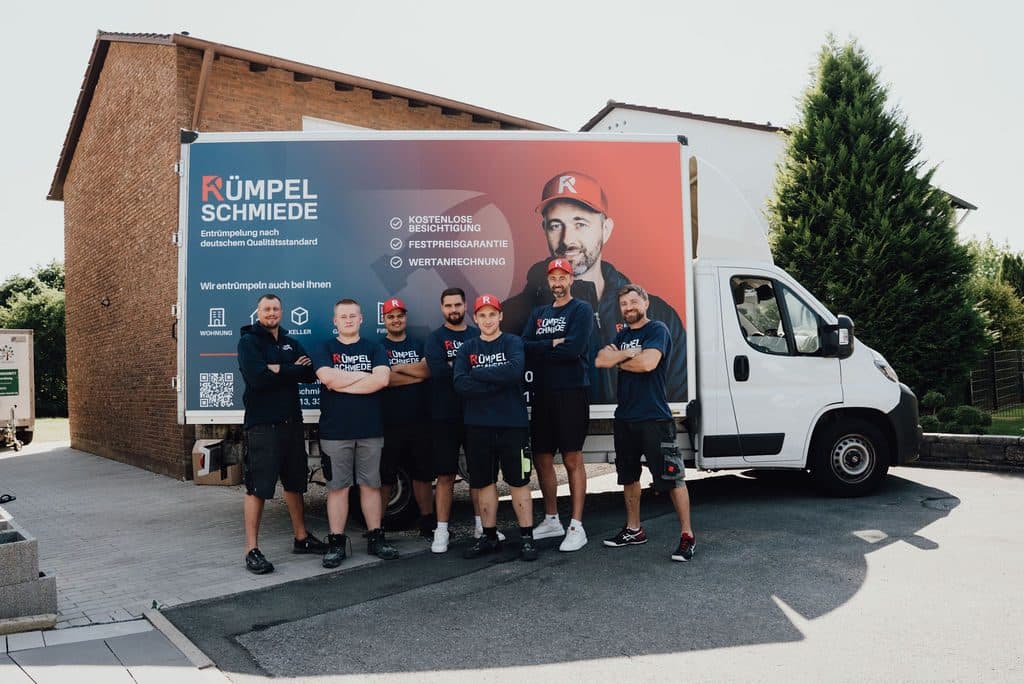 Team von Entrümpelung Bielefeld vor dem Transporter